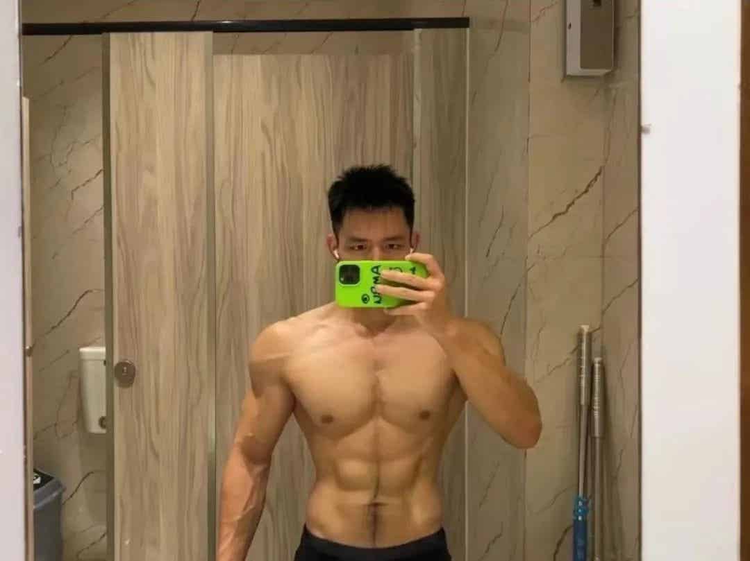 图片[3]-深圳一线天腹毛小哥，这腹肌真的太性感了！-小蓝短视频