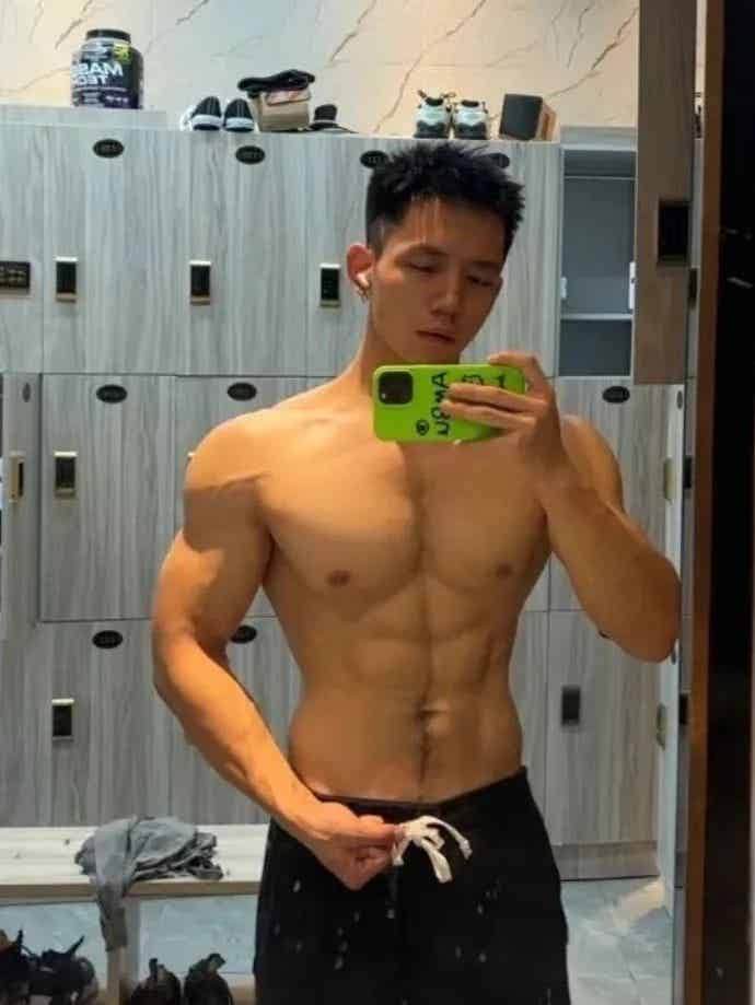 图片[5]-深圳一线天腹毛小哥，这腹肌真的太性感了！-小蓝短视频