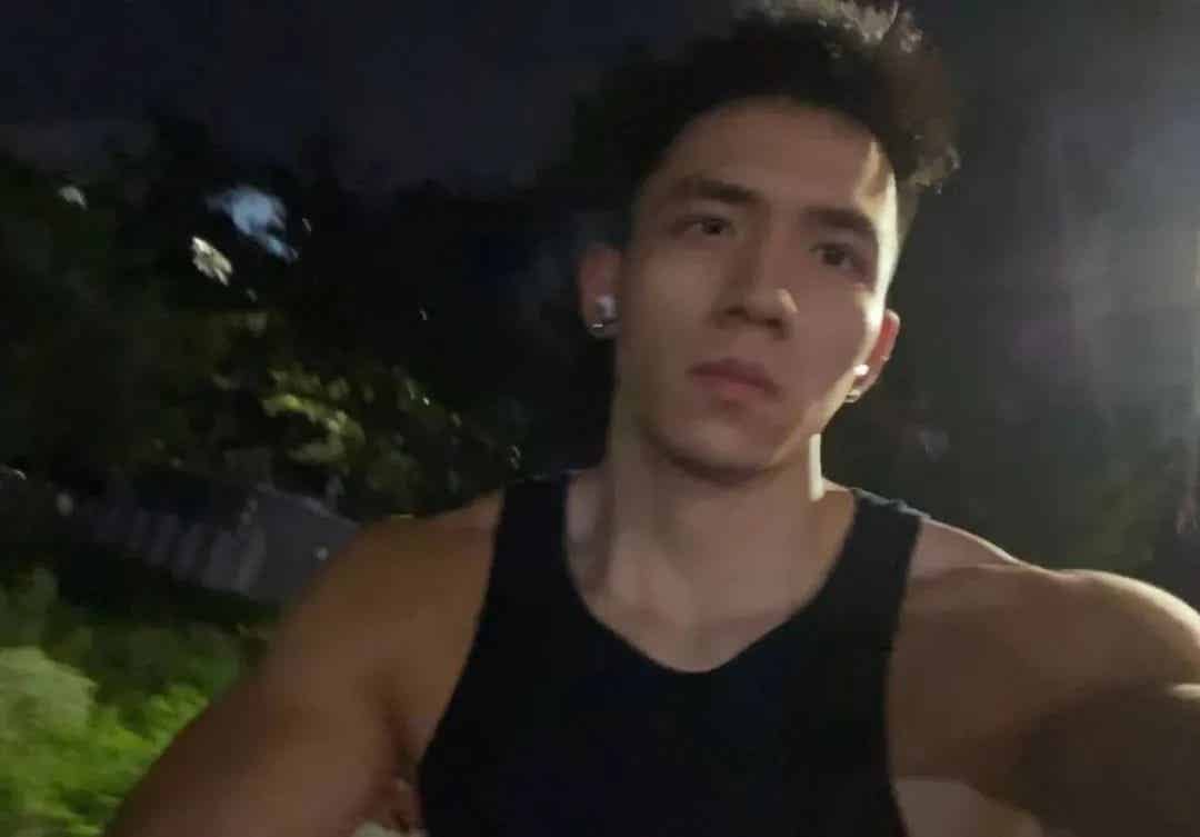 图片[6]-深圳一线天腹毛小哥，这腹肌真的太性感了！-小蓝短视频