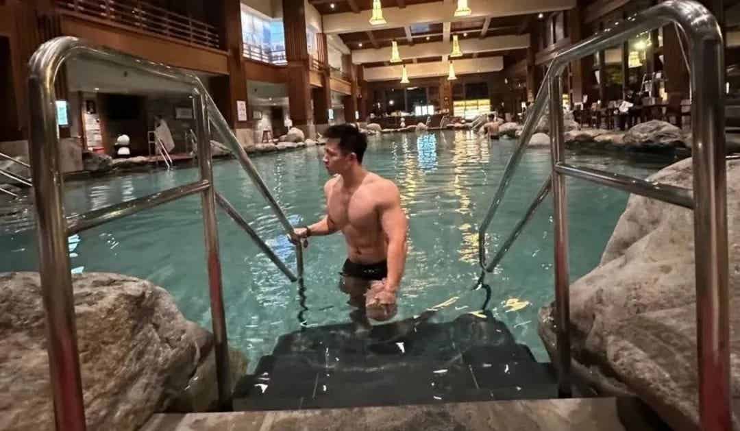 图片[7]-深圳一线天腹毛小哥，这腹肌真的太性感了！-小蓝短视频