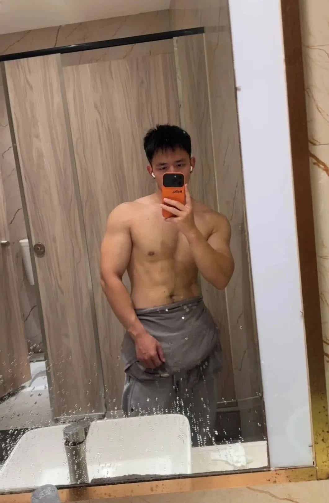 图片[8]-深圳一线天腹毛小哥，这腹肌真的太性感了！-小蓝短视频