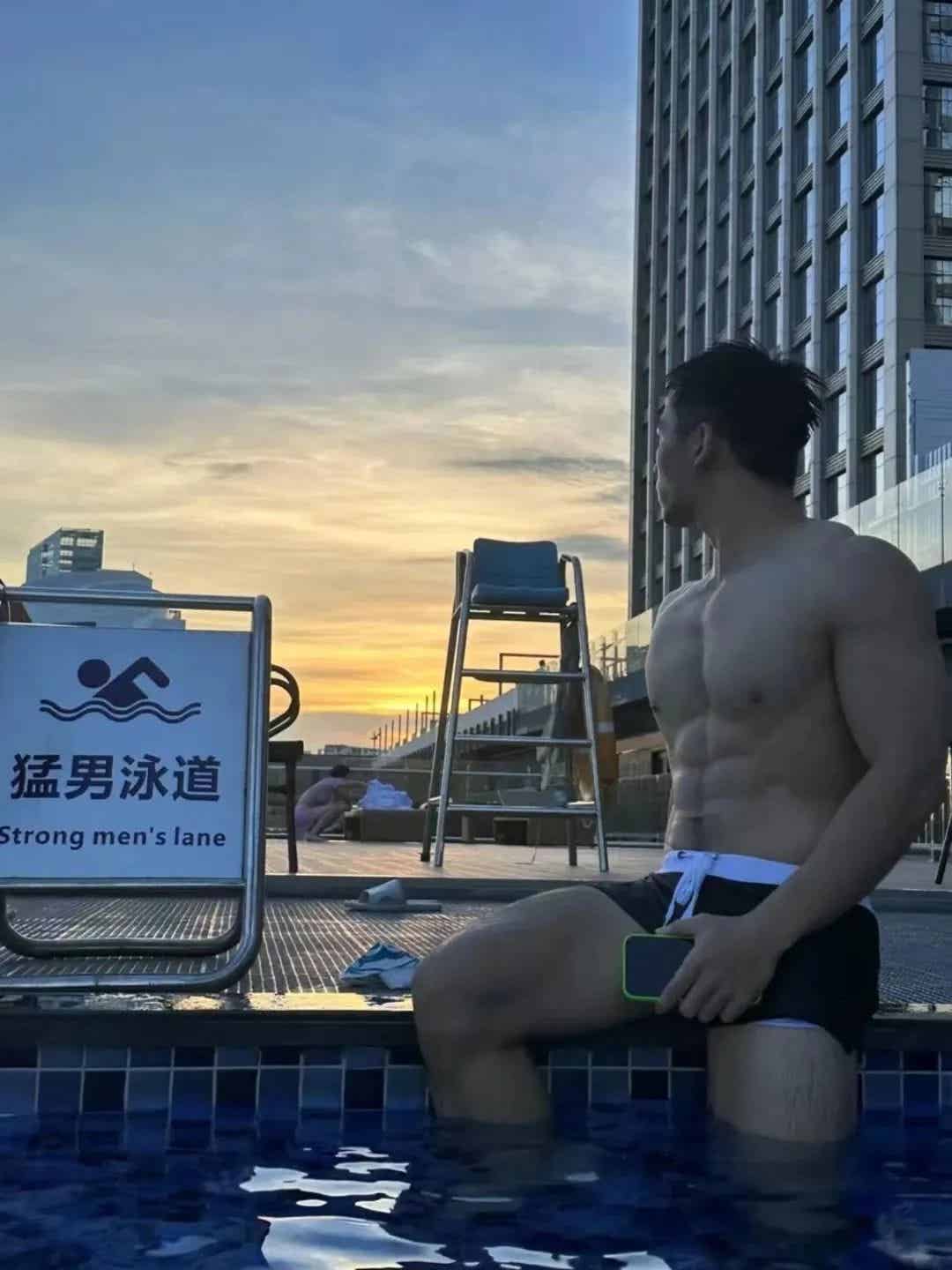 深圳一线天腹毛小哥，这腹肌真的太性感了！-小蓝短视频