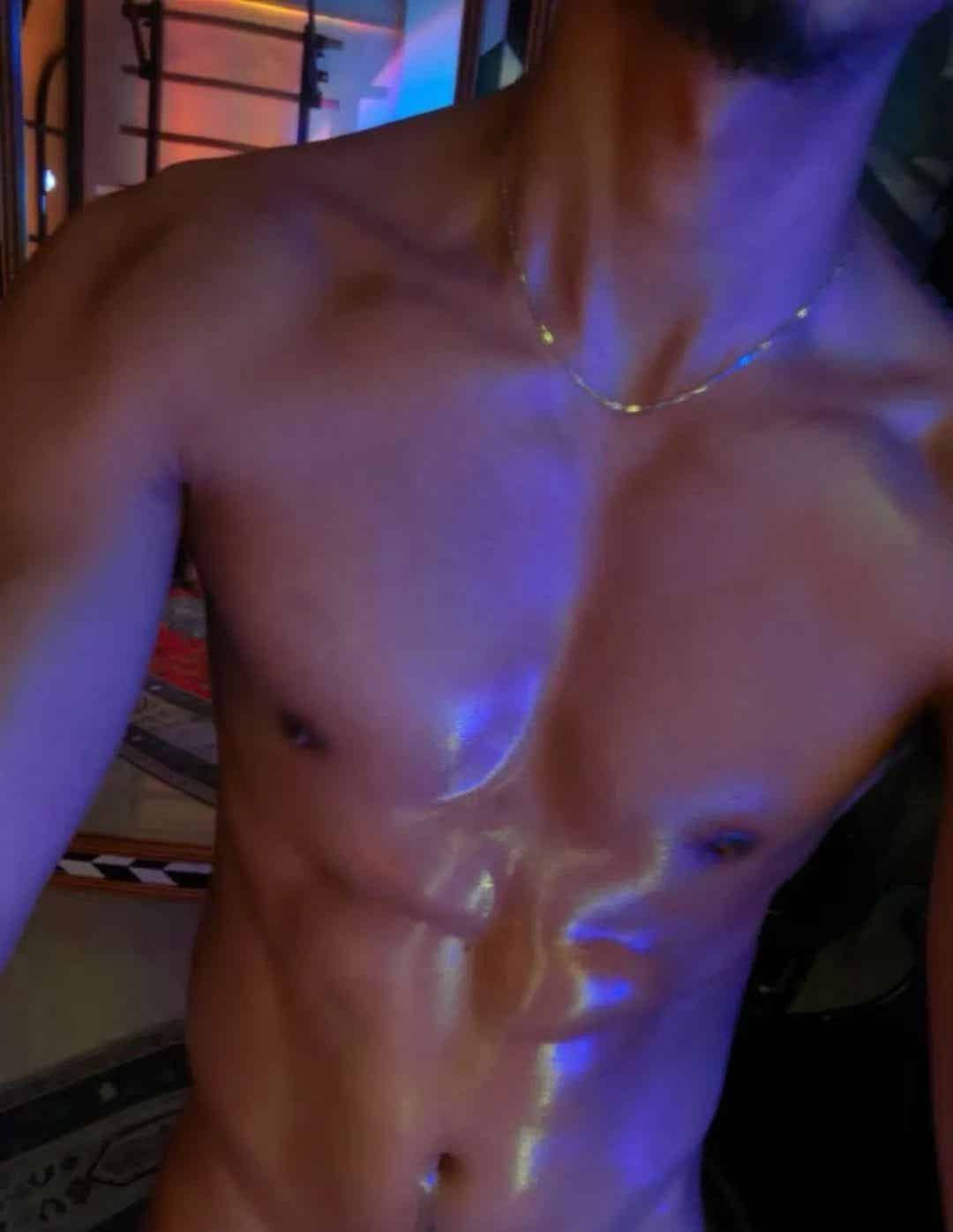 图片[9]-30+广西内衣模特：黑皮胸肌+搓衣板腹肌，这背影轮廓绝了！-小蓝短视频