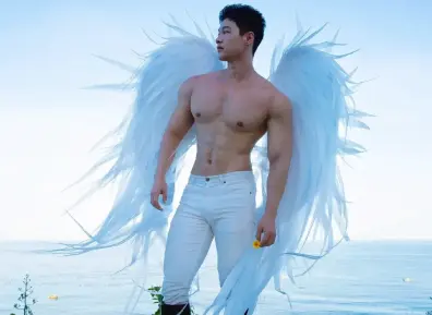 阳光洒在他身上：00后型男演绎禁欲系正装，马靴搭配也太绝了吧！