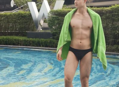 广东19岁野生男大，穿运动裤抓拍照太显眼火了！