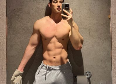 冷脸禁欲小哥哥的下犬式：胸肌撑爆衬衫，大腿青筋藏不住！