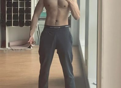 腹毛浓郁的大鼻子兵哥长腿穿灰裤子自拍??不得了!