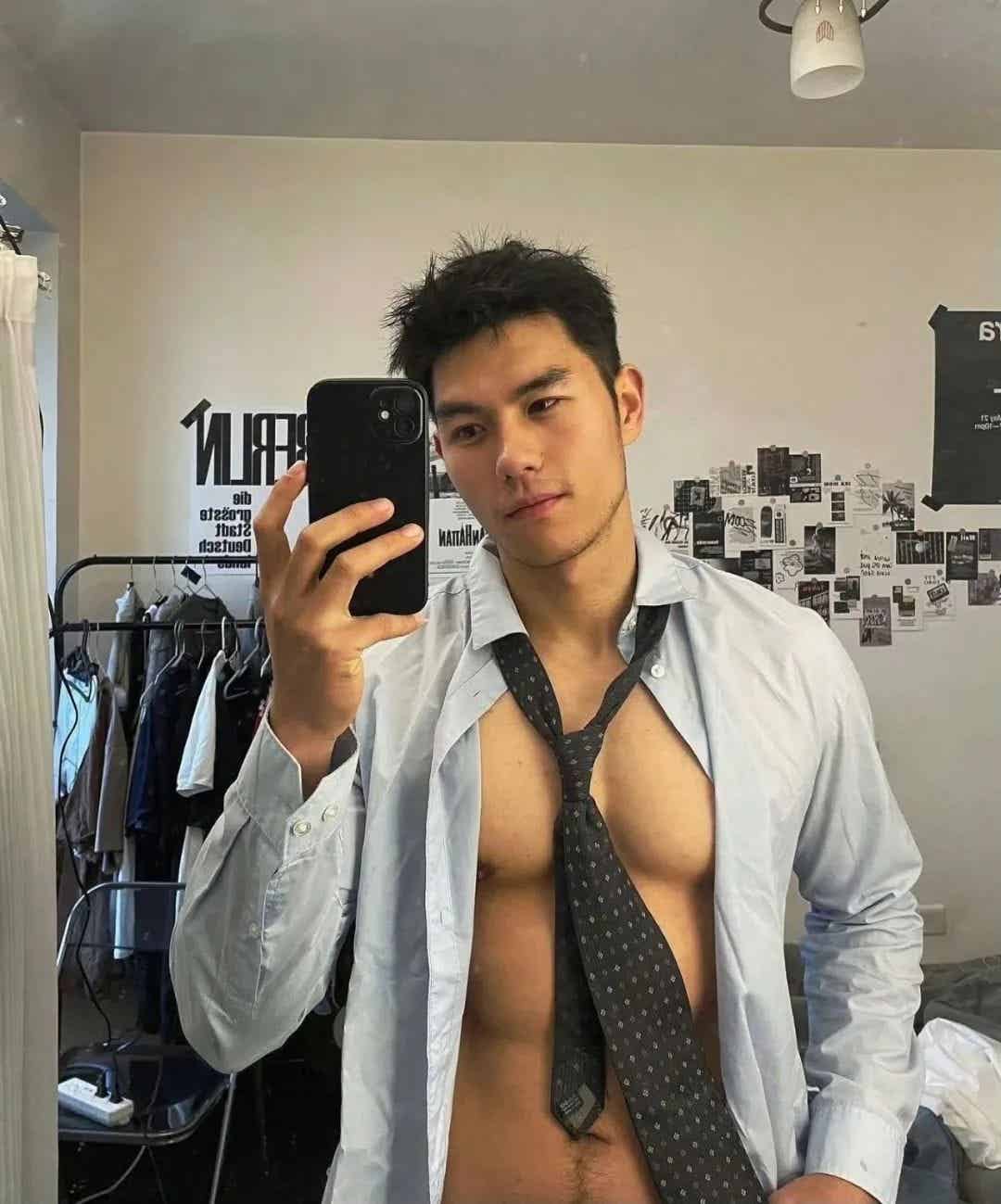 图片[1]-这个成都小哥最近很圈粉，穿紧身裤白袜去健身房也太敢拍了！-小蓝短视频