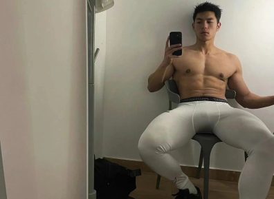 这个成都小哥最近很圈粉，穿紧身裤白袜去健身房也太敢拍了！