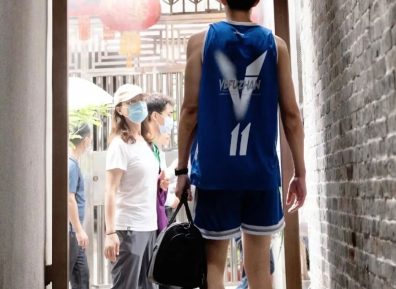 身高2米03粗腿大包,大树挂"茄子"的黑皮篮球体育生有多迷人......