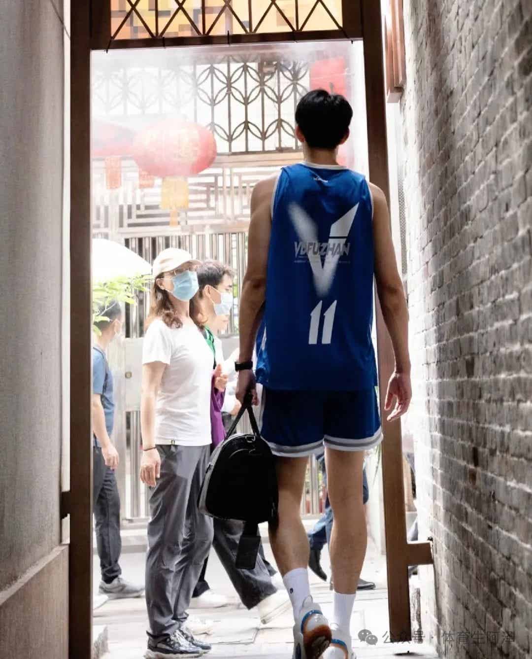 身高2米03粗腿大包，大树挂"茄子"的黑皮篮球体育生有多迷人......-小蓝短视频