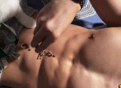 因大尺度健身而“爆火”的健身男博主,现已有百万人围观.....