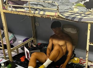 爆火“推特”的黑皮白袜体育生,猛1打桩超持久,3位前男友直呼“扛不住”.......