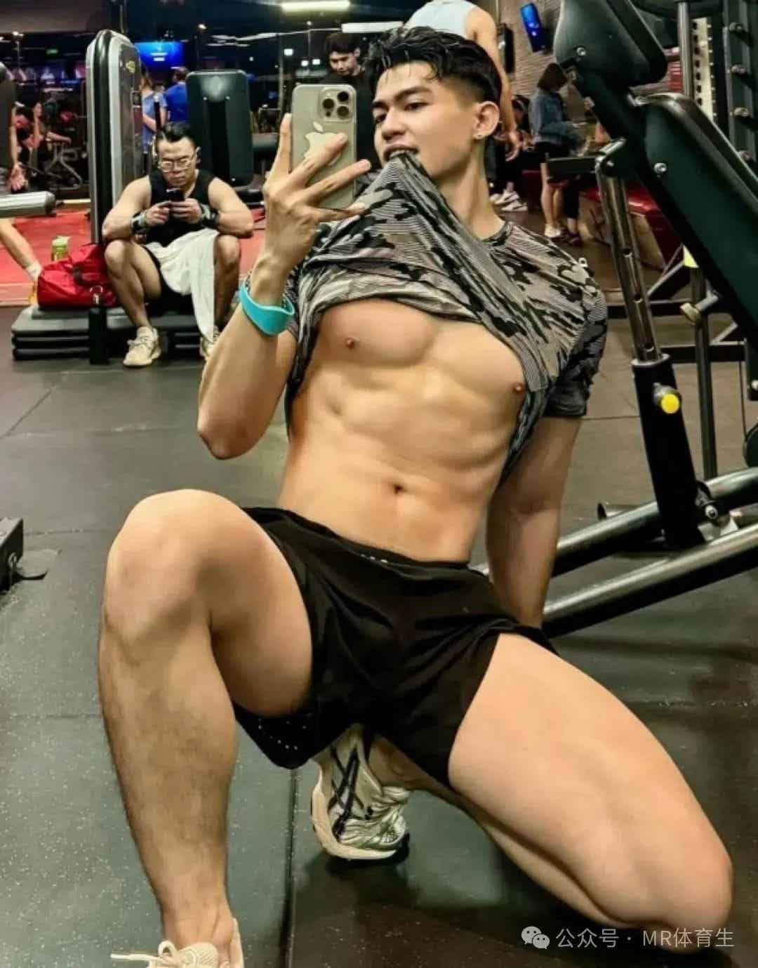 图片[1]-182cm长腿健身男模，性感迷人的鲨鱼线和人鱼线-小蓝短视频