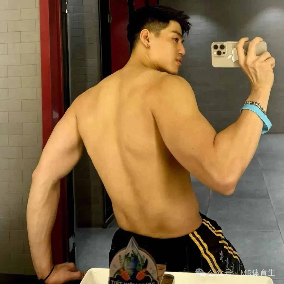 图片[3]-182cm长腿健身男模，性感迷人的鲨鱼线和人鱼线-小蓝短视频