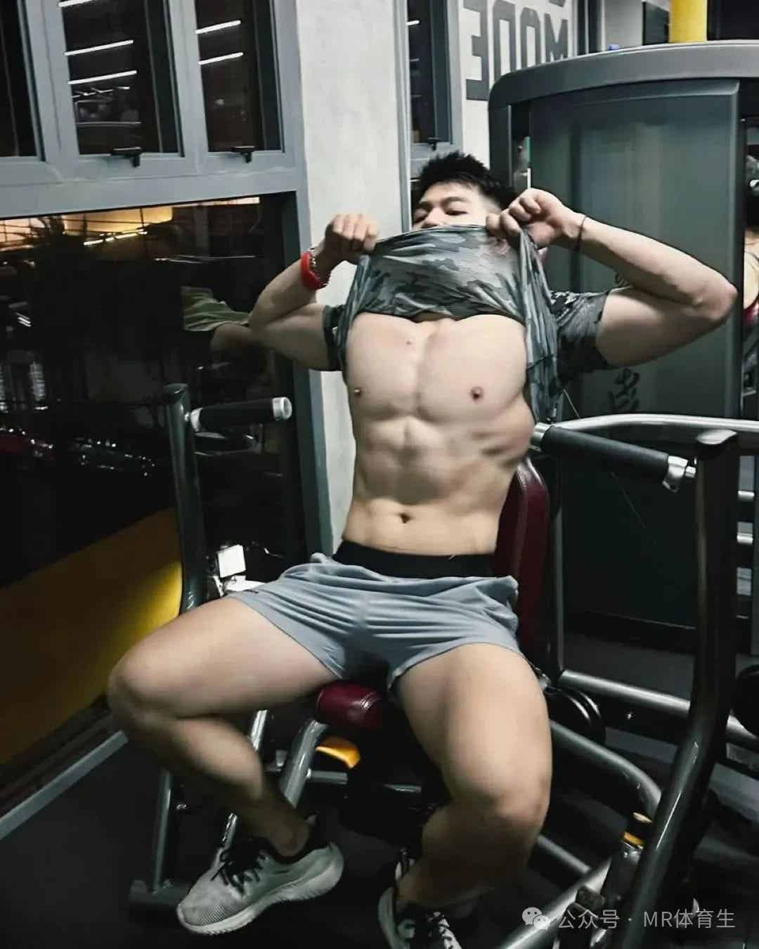 图片[4]-182cm长腿健身男模，性感迷人的鲨鱼线和人鱼线-小蓝短视频