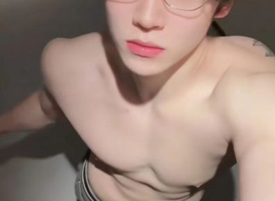 薄肌擦边顺直网红,想踩通讯录上位,最终被骂的濒临退网......