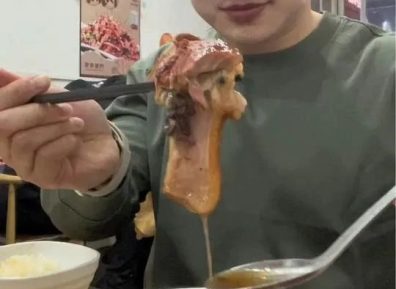 25岁肌肉大鼻子陕西汉子太帅,被网友叫“老公”