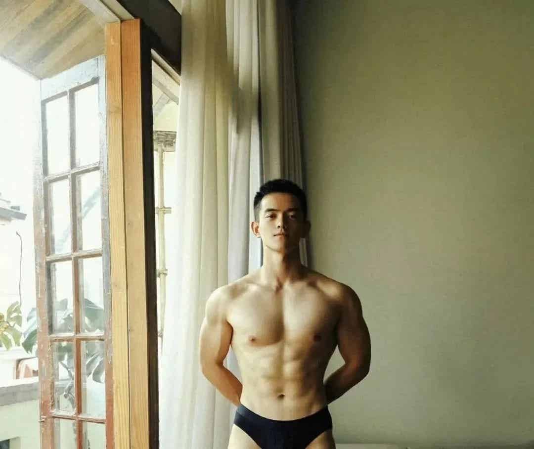 图片[1]-异域长相的肌肉Boy，太撩人~-小蓝短视频