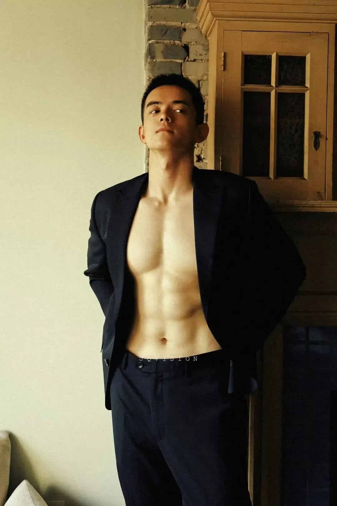 图片[2]-异域长相的肌肉Boy，太撩人~-小蓝短视频