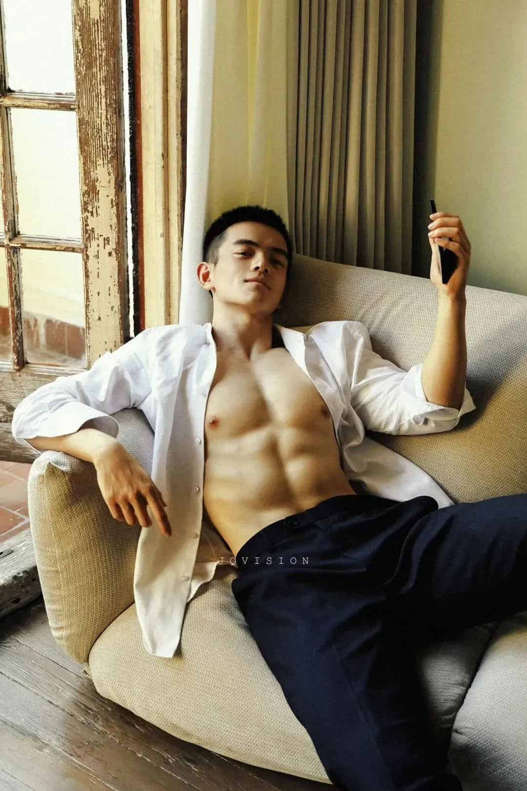 图片[3]-异域长相的肌肉Boy，太撩人~-小蓝短视频