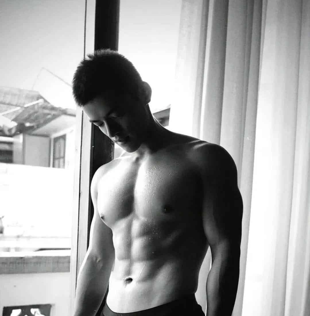 异域长相的肌肉Boy，太撩人~-小蓝短视频