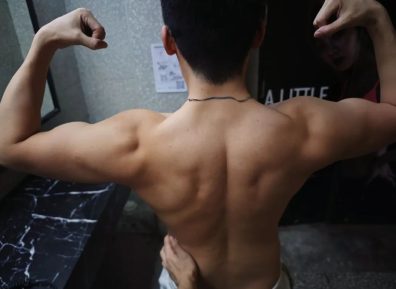 凸显壮硕，这谁能扛得住，E杯胸肌搓衣板腹肌