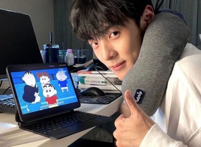 黑皮腹肌小哥当街换裤子!