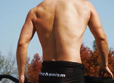 公园里偶遇白色骑行服小哥，脱衣露出肌肉太诱人了！