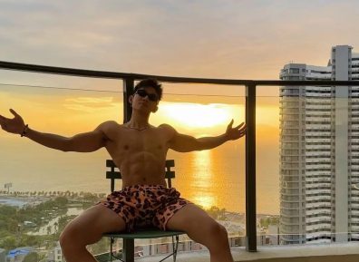 哈尔滨体院校草被扒！低体脂筋肉+44寸腿长 这腹肌能当搓衣板使