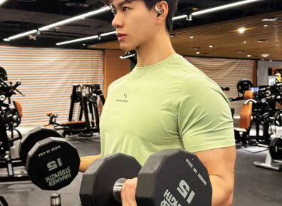 温润如玉的27岁正装男神，183cm重庆健身运动博主，宽阔肩膀大杯胸，这麒麟臂壮的像雷神之锤