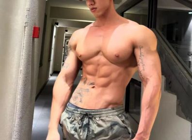 188cm精壮型男海边秀肌肉,简直太顶了~