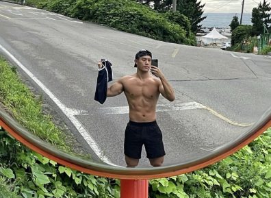 地铁上的壮硕肌肉男被扒还是个兵哥?红泳裤居然这么凸!