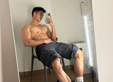 北体黑皮体育生“爆火”推特,三天涨粉过万,网友辣评:之前不是直男吗.......
