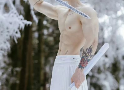 高颜值腹肌帅哥，冰天雪地秀厚实胸麒麟臂虎头肩，这倒三角肌肉身材也太绝了