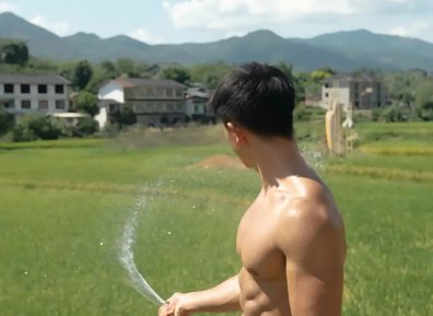 重庆运动男穿灰裤子湿透脱?!粗壮长腿太大太性感了!!