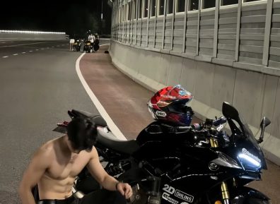 街头深夜偶遇不穿衣服的大胸肌机车小伙!