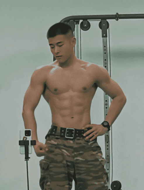 图片[1]-教官太帅了！健硕和魅力并存-小蓝短视频