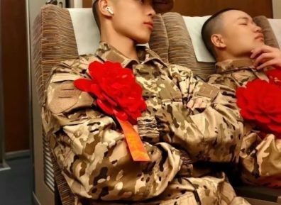 教官太帅了！健硕和魅力并存