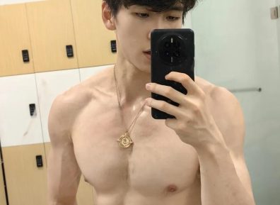 185cm东北双开门帅哥泳池上专属浪漫！