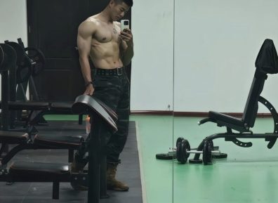 动车上迷彩兵哥扒到啦，四川这枚帅气的肌肉教官退了！！