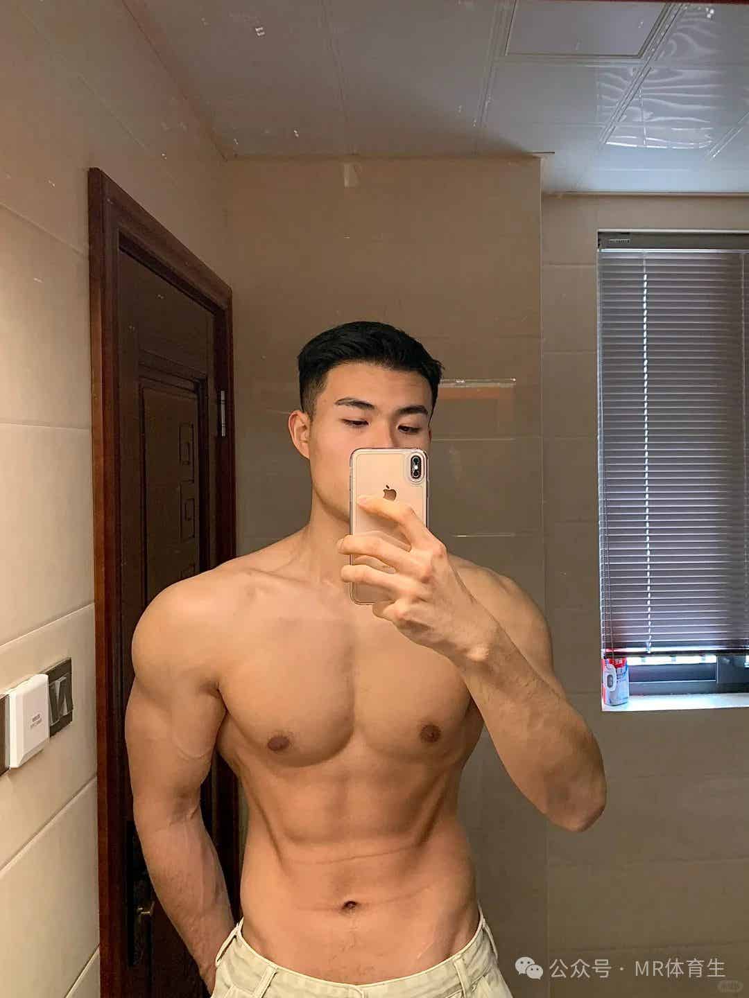 图片[1]-江苏健身运动博主，宽肩窄腰倒三角，这身肌肉简直太帅了-小蓝短视频