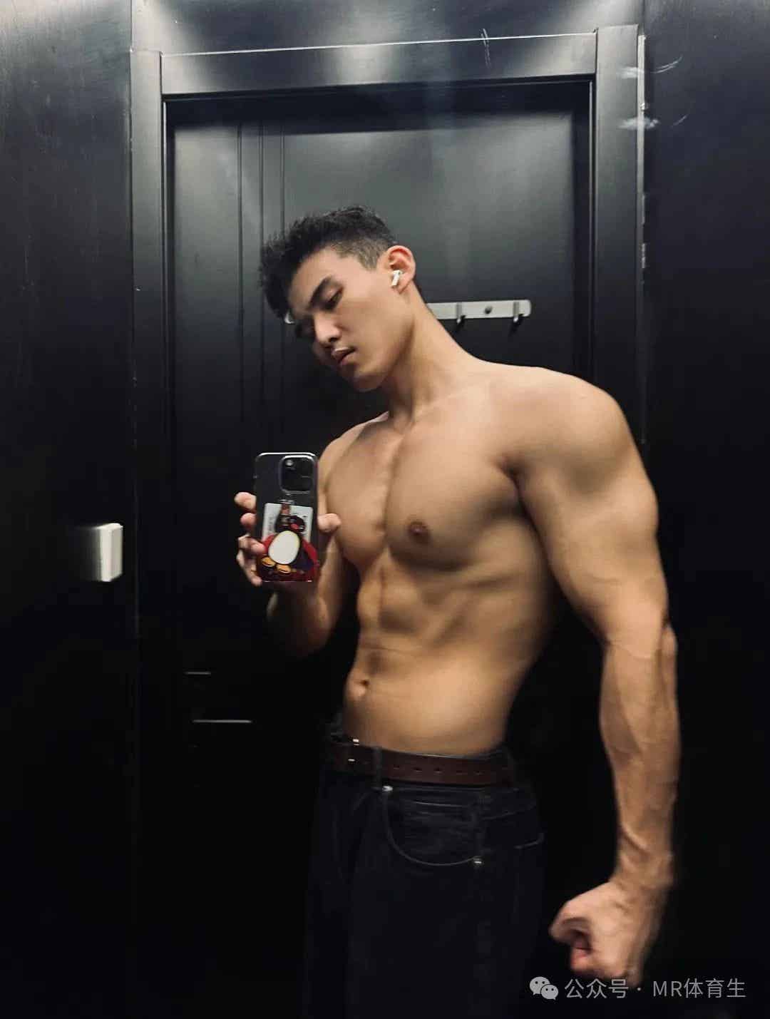 图片[2]-江苏健身运动博主，宽肩窄腰倒三角，这身肌肉简直太帅了-小蓝短视频