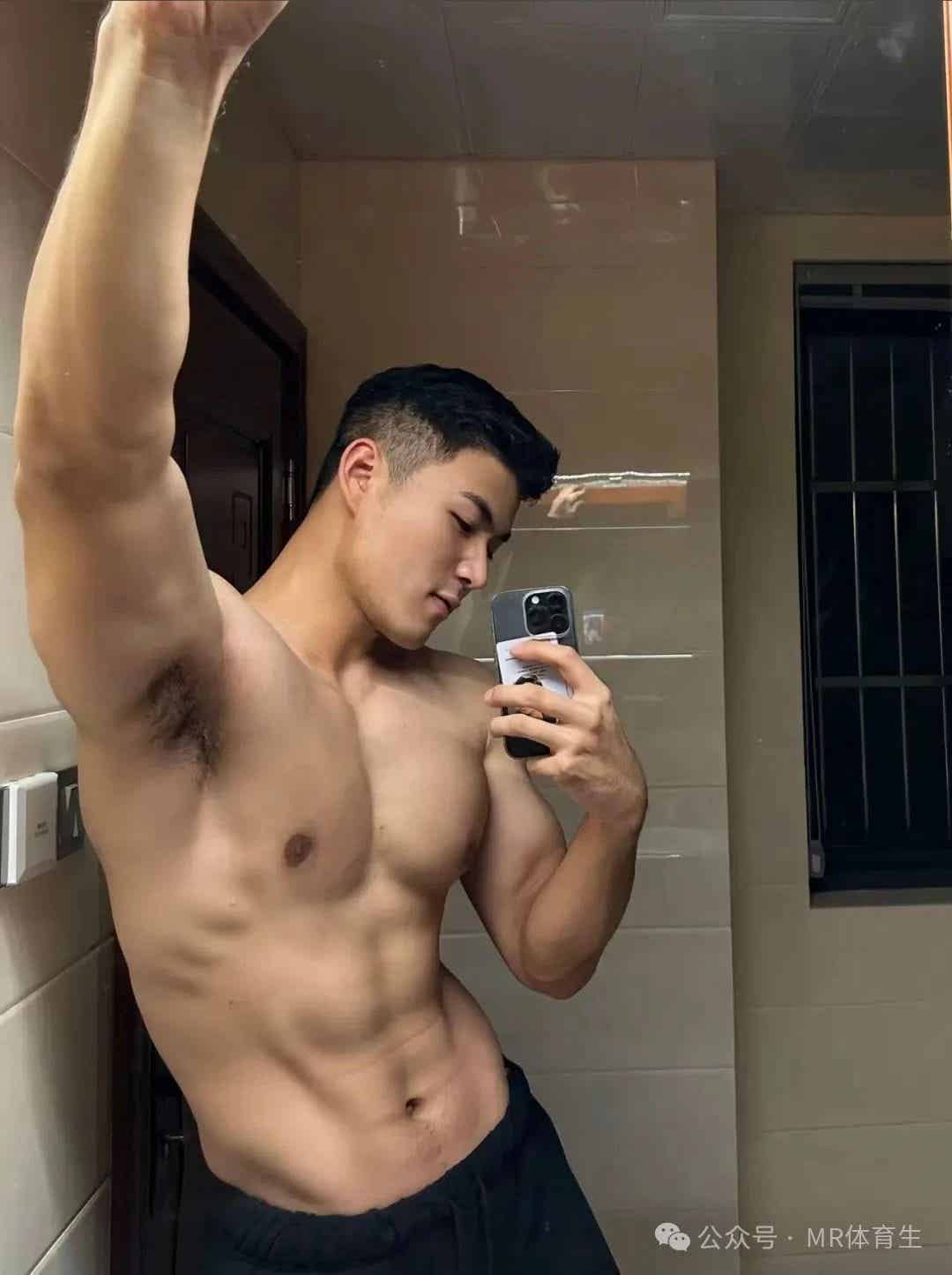 图片[3]-江苏健身运动博主，宽肩窄腰倒三角，这身肌肉简直太帅了-小蓝短视频