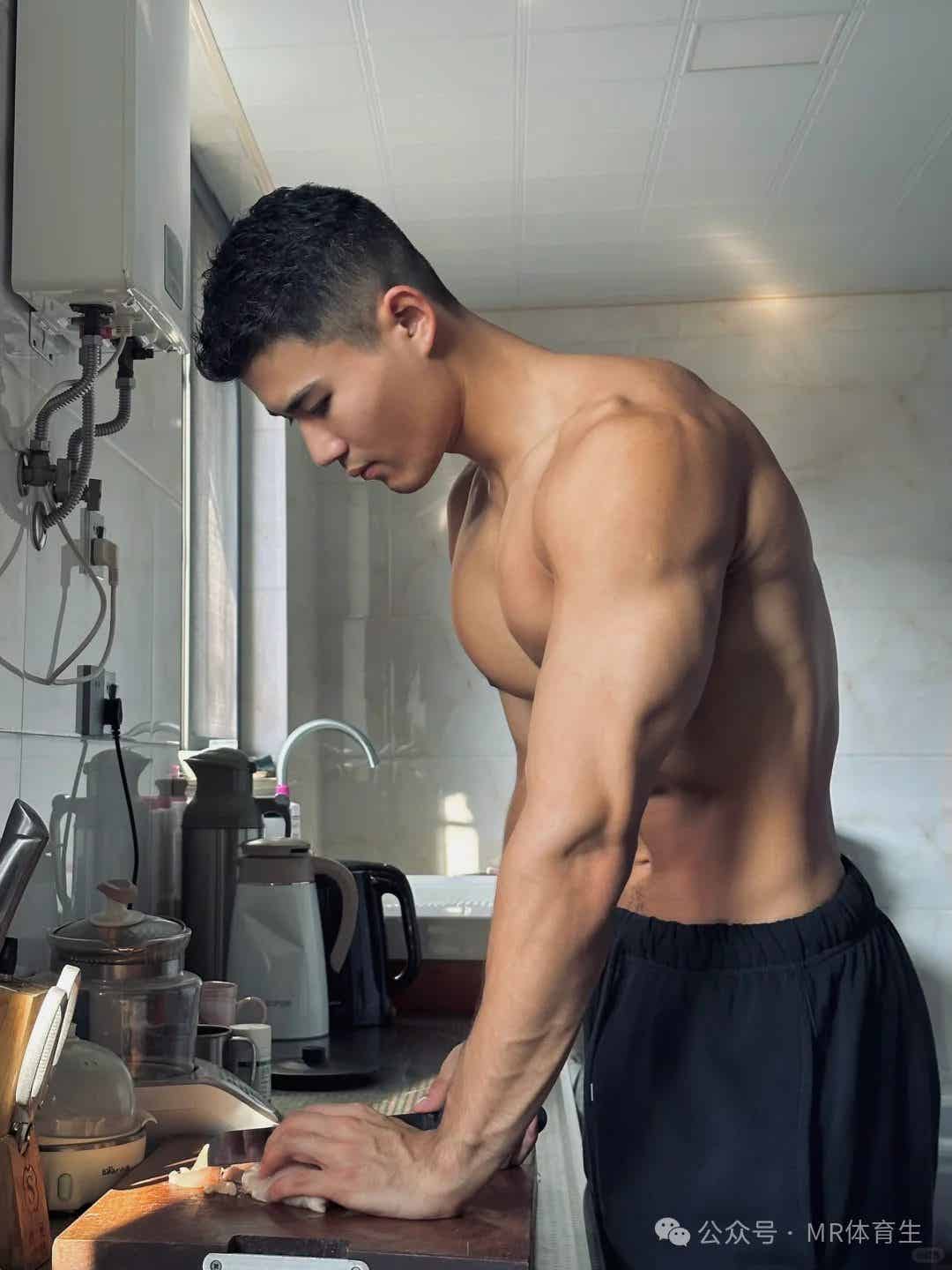 图片[4]-江苏健身运动博主，宽肩窄腰倒三角，这身肌肉简直太帅了-小蓝短视频