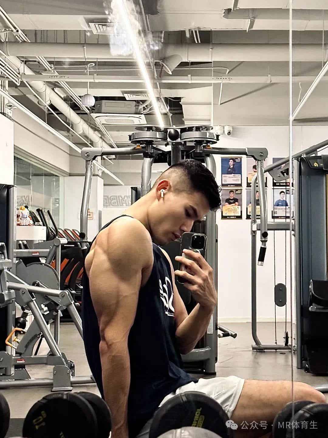 图片[5]-江苏健身运动博主，宽肩窄腰倒三角，这身肌肉简直太帅了-小蓝短视频