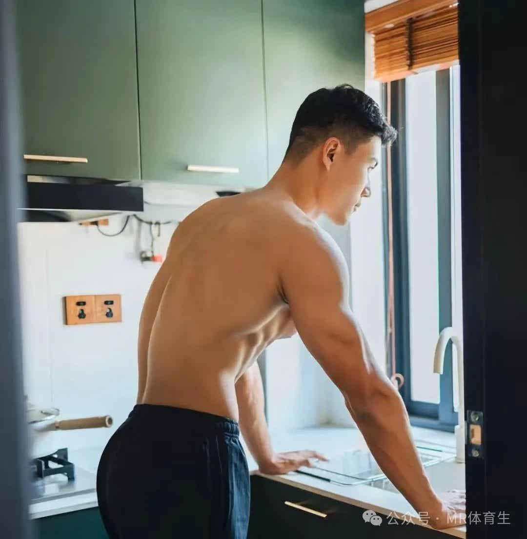 图片[8]-江苏健身运动博主，宽肩窄腰倒三角，这身肌肉简直太帅了-小蓝短视频