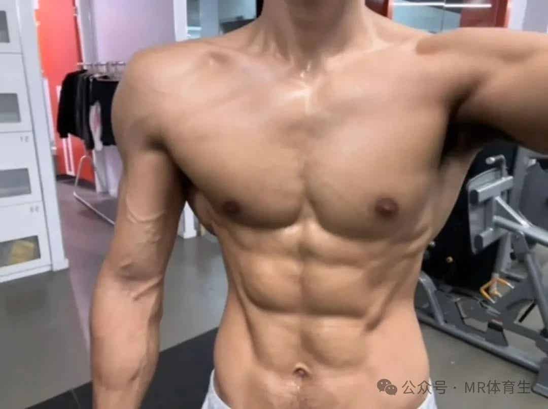 图片[9]-江苏健身运动博主，宽肩窄腰倒三角，这身肌肉简直太帅了-小蓝短视频