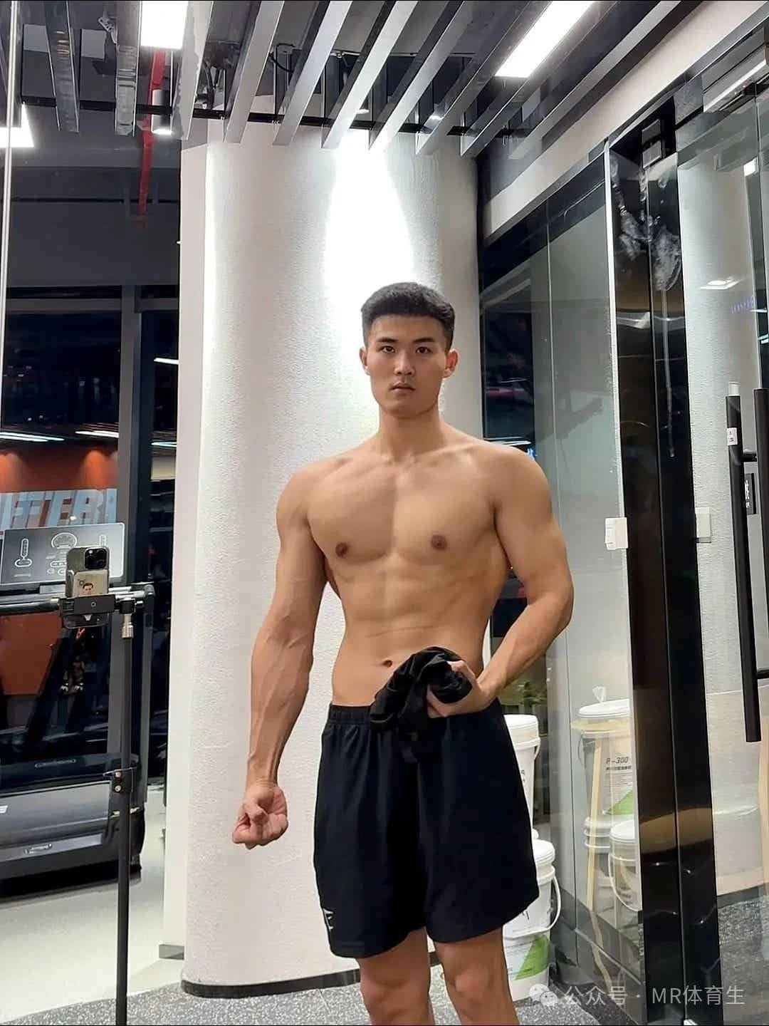 图片[15]-江苏健身运动博主，宽肩窄腰倒三角，这身肌肉简直太帅了-小蓝短视频