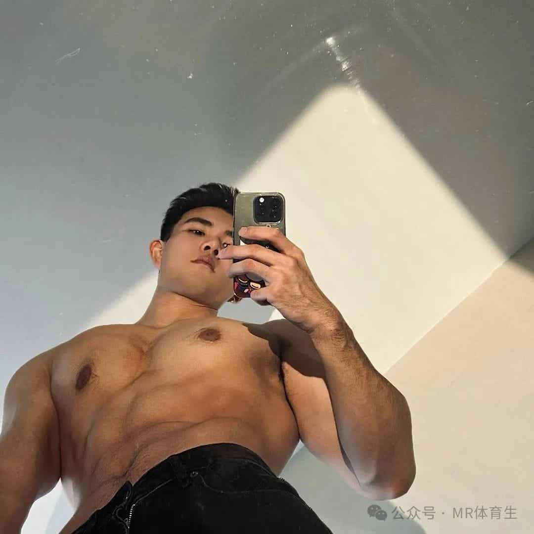 江苏健身运动博主，宽肩窄腰倒三角，这身肌肉简直太帅了-小蓝短视频